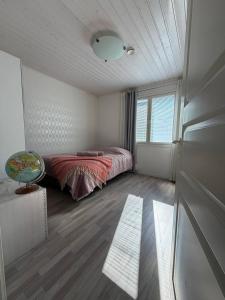 a bedroom with a bed and a window at Villa Herttala in Jyväskylä