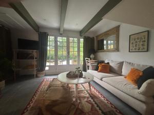 a living room with a couch and a table at Gîte casa cosy in Salies-de-Béarn