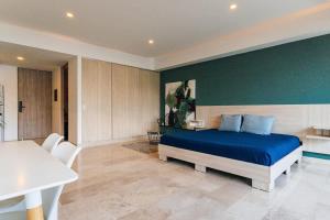 a bedroom with a blue bed and a green wall at Beautiful apartment Top location! in Playa del Carmen
