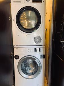 a washing machine and a dryer in a room at Elia in Ptolemaida