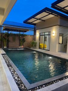 a swimming pool in the backyard of a house at Pomt Lagoon in Ban Khlong Dan