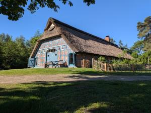 an old barn with a thatched roof at Ferienwohnung - De Deelstuuv in Worpswede