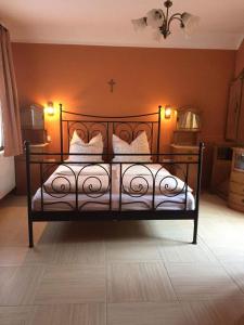 ペーチにあるMandula Villa Apartmentの黒いベッド(白い枕付)が備わるベッドルームです。