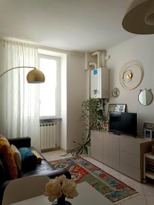 a living room with a couch and a tv at A casa di Pizz - Bilocale con parcheggio privato in Savona