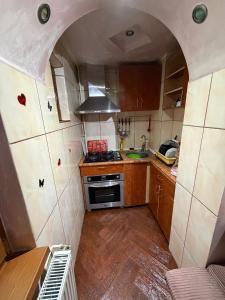 a small kitchen with a stove and an archway at Apartament MARY in Constanţa +4 photos