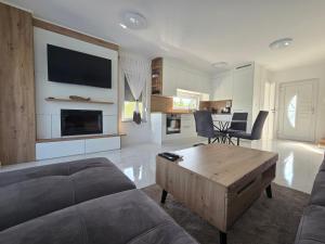 ein Wohnzimmer mit Sofa und Couchtisch in der Unterkunft Villa Alisa - Luxury Riverside Escape in Bihać