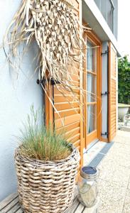 a wicker basket sitting in front of a door at Weinloft III by Weinlofts in Eisenberg an der Pinka