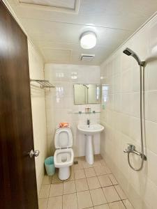 a bathroom with a toilet and a sink at 卡布里 in Taichung