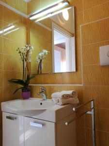 ein Bad mit einem Waschbecken und einem Spiegel in der Unterkunft Casa Letizia in Porto Pino