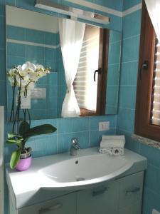 bagno con lavandino e specchio di Casa Letizia a Porto Pino