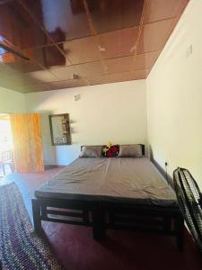 a large bed in a room with two chairs at Moon Light Villa in Panama