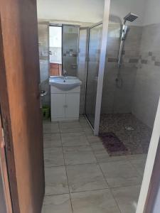 a bathroom with a shower and a sink at Appartement VIDA 1 in Mahajanga