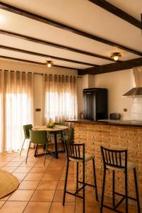 a kitchen and dining room with a table and chairs at Alojamientos El Cañico in Moratalla