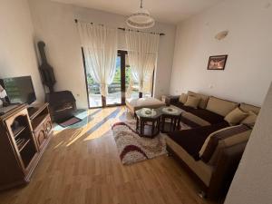 a living room with a couch and a tv at Boracko jezero vikendica Ka&No in Konjic