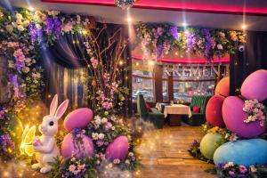 a room with a bunch of easter eggs and flowers at Комплекс Кремен in Blagoevgrad +37 photos