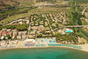 Luftaufnahme eines Ferienresorts am Strand in der Unterkunft Villaggio Cala Verde in Copanello