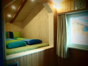 Rúm í herbergi á Adventure Hostel