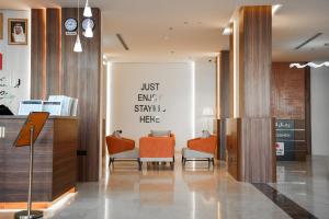 a lobby with orange chairs and a waiting room at فندق بيات سيتي in Taif +58 photos