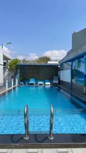 a large blue swimming pool on top of a building at Bungalows Hill Mũi Né in Ấp Thiện Long