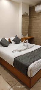 a bedroom with a large bed with a mirror at Hotel Apex in Pilol