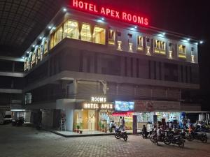 a hotel apex rooms is lit up at night at Hotel Apex in Pilol