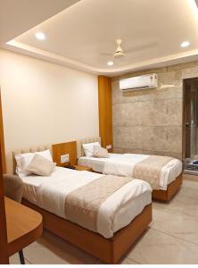 a hotel room with two beds at Hotel Apex in Pilol +10 photos