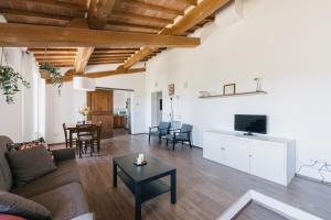a living room with a couch and a tv at Agriturismo Melariano in Castelnuovo Berardenga