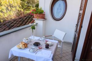 a table with a plate of food on a balcony at B&B Montisclari in Monchiero