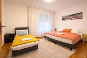 a bedroom with two beds and a window at Appartement Coeur de Ville in Lausanne
