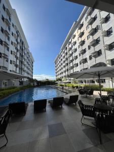 a swimming pool in the middle of two buildings at Jade Mantle Sanctuary in Manila