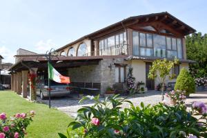 a house with a flag in front of it at Grand Relais Laurenti in Gualdo Cattaneo