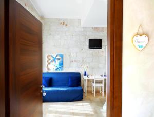 a blue couch in a living room with a table at Ape Rossa in Castellana Grotte
