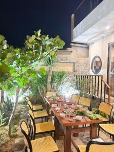 a restaurant with a long wooden table and chairs at Phuongvilla Đông Hải in Thôn Ðông Giang