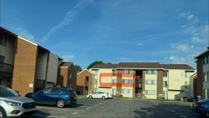 ein Parkplatz mit Autos, die vor Gebäuden geparkt sind in der Unterkunft Raqsea Condo in Hampton