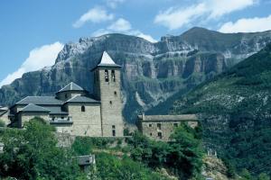a castle on a hill with a mountain in the background at Casa Julio in Torla-Ordesa