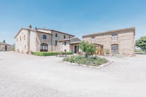 an old stone building with a bench in front of it at Agriturismo Melariano in Castelnuovo Berardenga