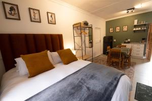 a bedroom with a large bed and a dining room at Bucklebury inn in Centurion +8 photos