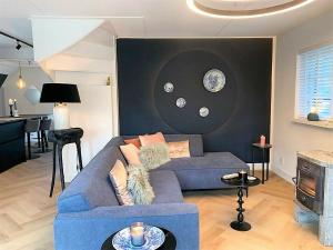 a living room with a blue couch and a table at Het Belegh van Groll 5-persoons in Lievelde