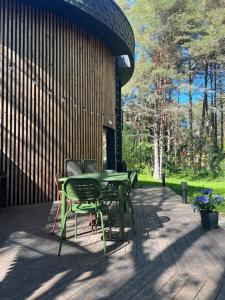 a green table and chairs on a patio at Ainulaadne Ringmaja liivaranna läheduses in Vääna-Jõesuu