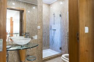 a bathroom with a sink and a shower and a toilet at Holly Country House in Paredes de Coura +31 photos