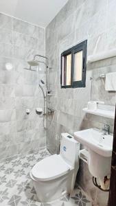 a bathroom with a toilet and a sink at CHAMBREs SALON MEUBLÉ in Yamoussoukro