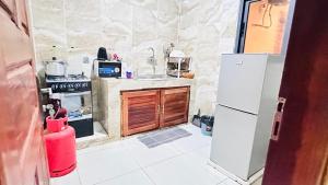 a kitchen with a stove and a refrigerator at CHAMBREs SALON MEUBLÉ in Yamoussoukro