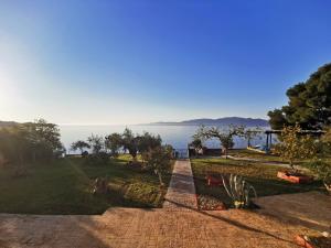 a brick walkway leading to a view of the water at Μπαλκόνι Στο Γαλάζιο in Agios Georgios