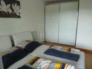 sypialnia z łóżkiem i szafą w obiekcie Ferienwohnung Blick am Mittagskogel w mieście Velden am Wörthersee
