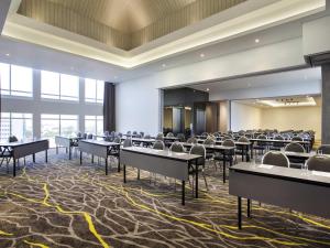 a large banquet hall with tables and chairs at ibis budget Surabaya Diponegoro in Surabaya