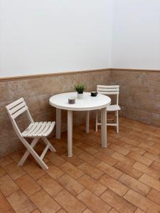 a table and two chairs and a white table and chairs at Apartamento Vitelio in Carmona