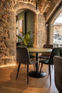 a dining room with a table and chairs at Boutique Hotel Roma 30 in Trescore Balneario