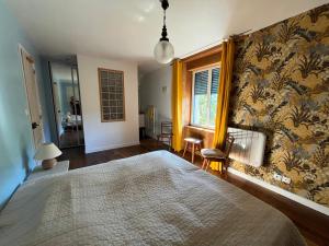 a bedroom with a large bed and a window at La Vie en Le Reve kamers, chambre d'hôtes in Cassaniouze