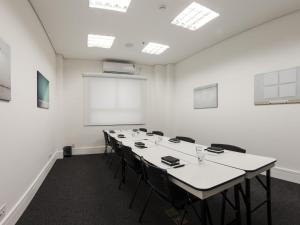 a conference room with a long table and chairs at ibis Styles Rondonopolis in Rondonópolis