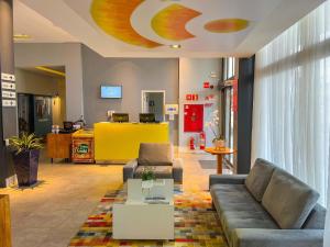 a living room with a couch and a table at ibis Styles Rondonopolis in Rondonópolis